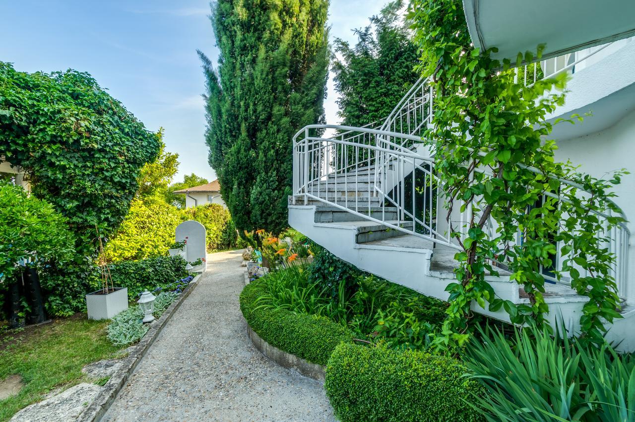 Villa White Dove Golden Sands Bagian luar foto